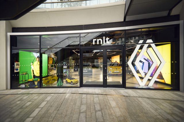 Renault brings its global rnlt concept store retail environment to the UK