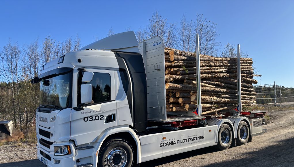 The vehicle, operated by SCA in northern Sweden, combines Scania’s electric drivetrain with a high-efficiency generator designed in Sweden by Horse Powertrain’s division Aurobay Technologies.