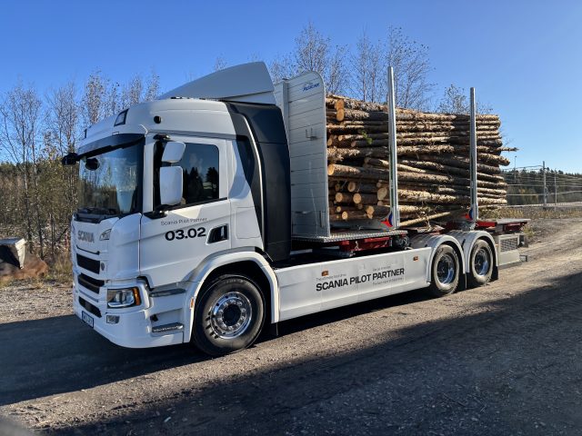 The vehicle, operated by SCA in northern Sweden, combines Scania’s electric drivetrain with a high-efficiency generator designed in Sweden by Horse Powertrain’s division Aurobay Technologies.