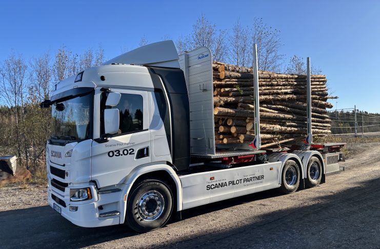 The vehicle, operated by SCA in northern Sweden, combines Scania’s electric drivetrain with a high-efficiency generator designed in Sweden by Horse Powertrain’s division Aurobay Technologies.