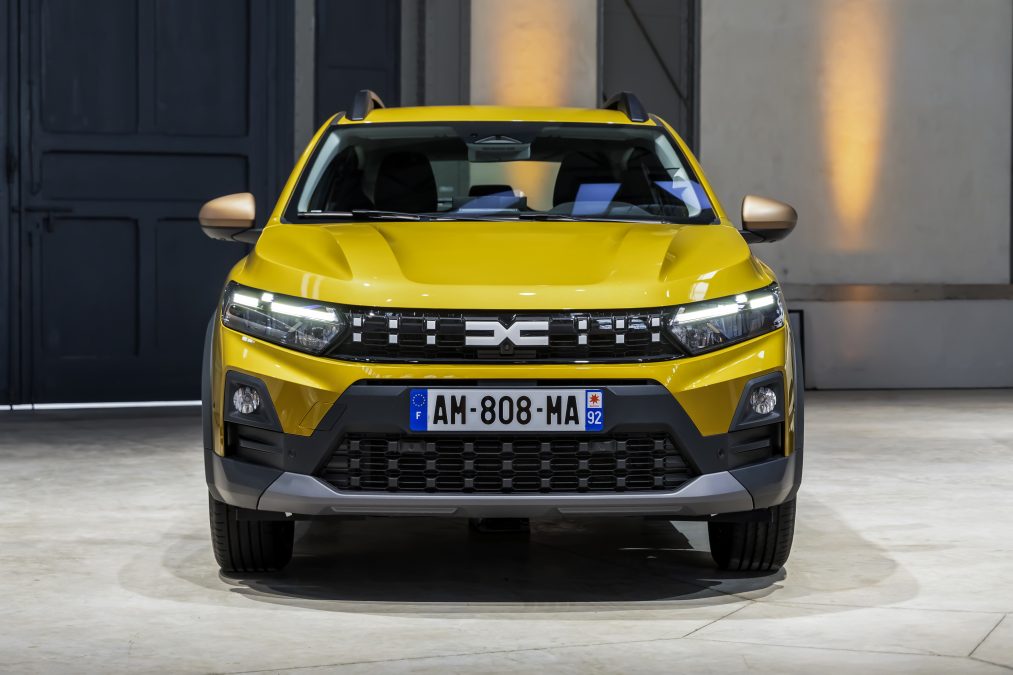 Buyers can select from nine paint colours, including Glacier White, Shadow Grey, Iron Blue, Amber Yellow, Cedar Green, Sandstone and Urban Grey on Sandero, and Pearl Black and Safari Beige on Sandero Stepway.